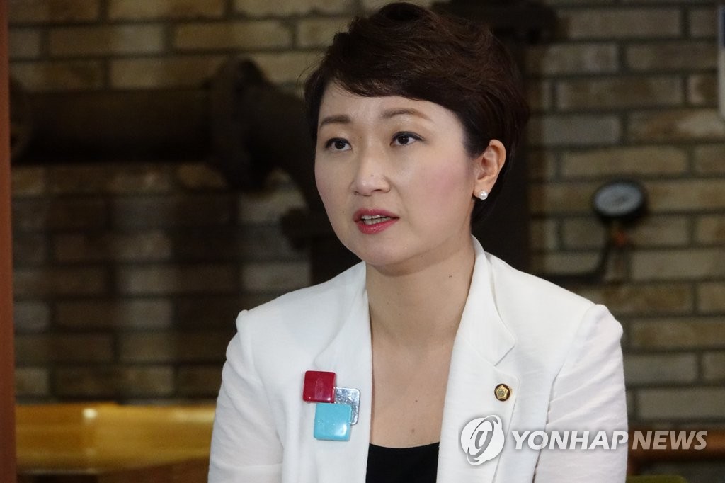 기자회견하는 이언주 의원