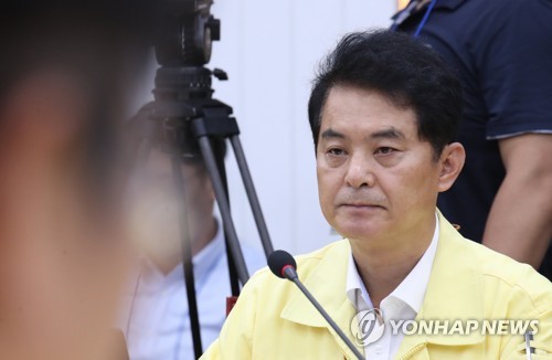 굳은 표정의 식약처장
