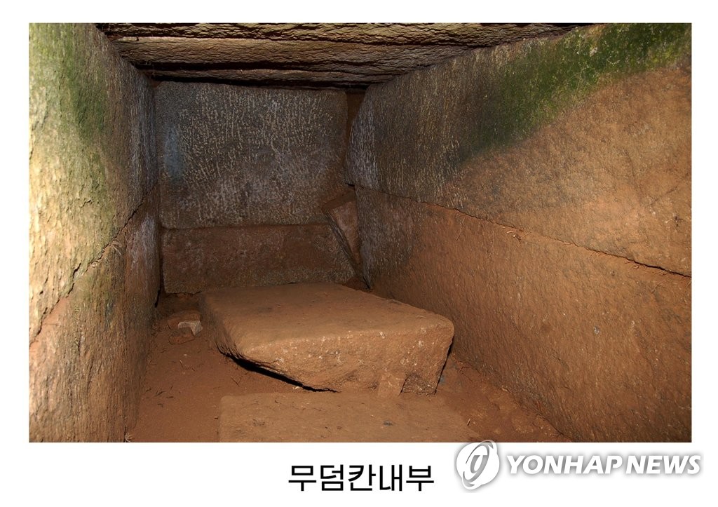 개성에서 최근 발굴된 고려 15대왕 숙종 무덤 칸 내부