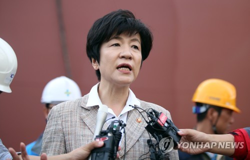 STX조선해양 사고 현장 찾은 김영주 장관