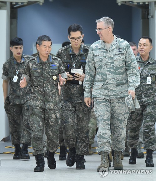 미국 전략사령관과 대화하는 정경두 합참의장