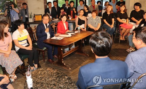 '3040 교육맘' 만난 홍준표