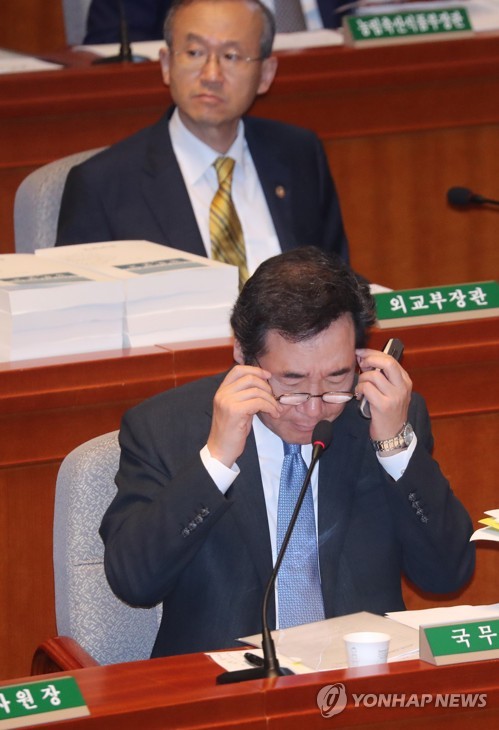 안경 쓰는 이낙연 국무총리