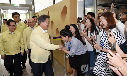 문 대통령, 어디를 가도 인기 만점!