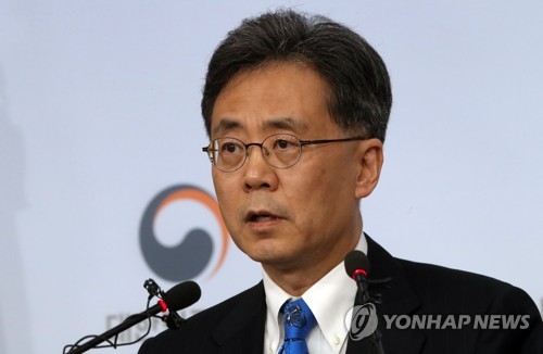 답변하는 김현종 통상교섭본부장
