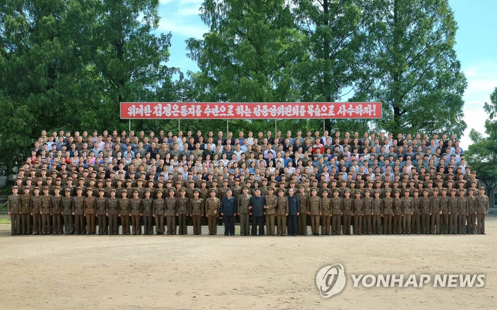 김정은, 화학재료연구소 관계자들과 기념사진