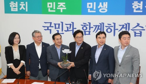 만세선인장 선물 받은 우원식 원내대표