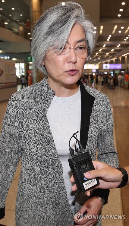 취재진 질문에 답하는 강경화 장관