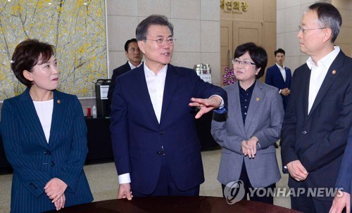 문 대통령, 산업ㆍ환경ㆍ국토부 장관들과 함께