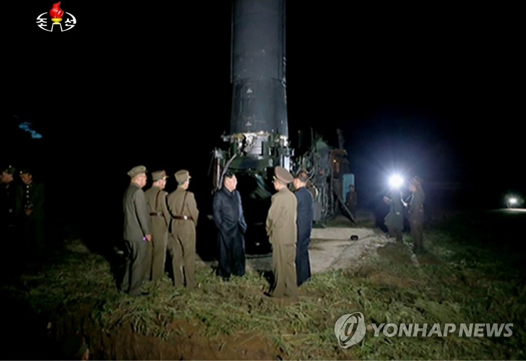화성-12형 앞의 김정은