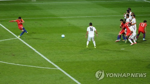 프리킥 날리는 손흥민