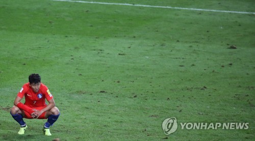 잔디 상태 엉망