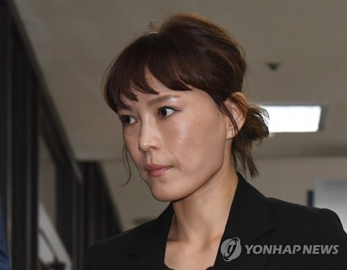 법정 향하는 윤전추