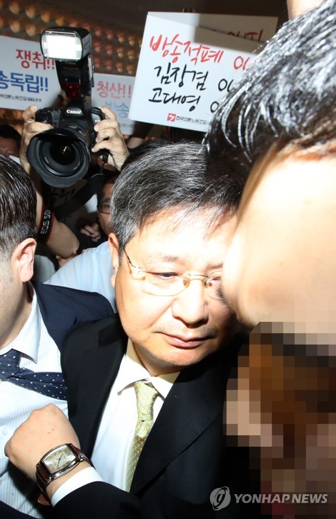 퇴진 요구에 고개 돌린 김장겸