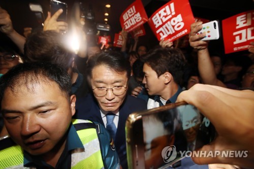 항의받으며 이동하는 고대영