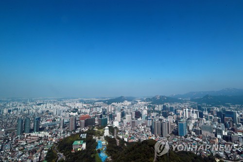 서울 남산공원 N서울타워에서 바라본 맑은 하늘