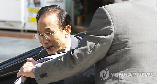차에서 내리는 이명박 전 대통령