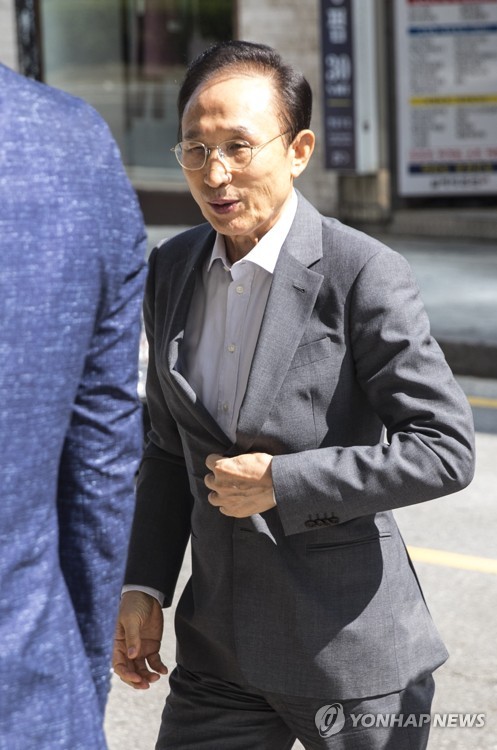 출근하는 이명박 전 대통령