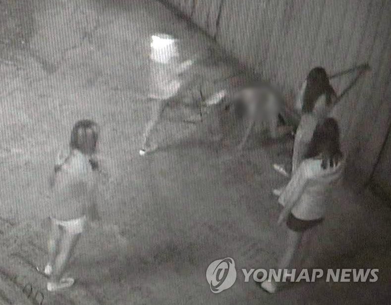 지난 9월 4일 공개된 CCTV영상에서 여중생 2명이 피해자를 폭행하는 모습 [CCTV 캡처=연합뉴스 자료사진]