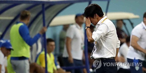 머리 만지는 신태용 감독