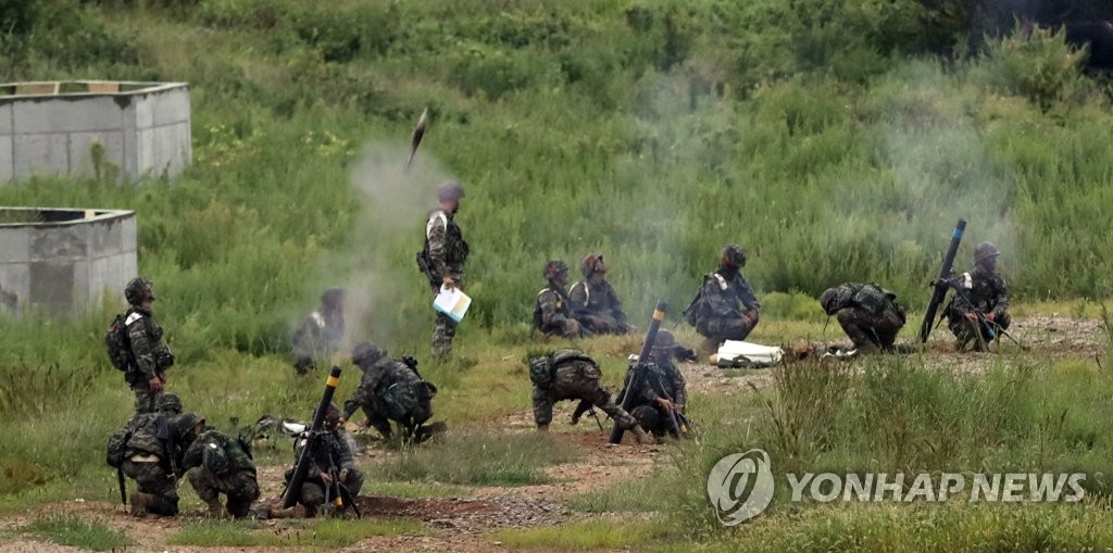 발사되는 박격포 2017.9.7
