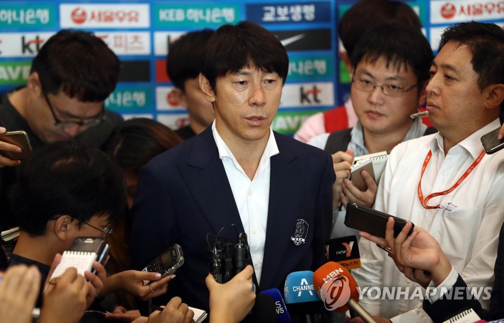귀국 인터뷰하는 신태용 감독