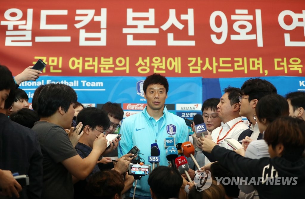 인터뷰하는 염기훈