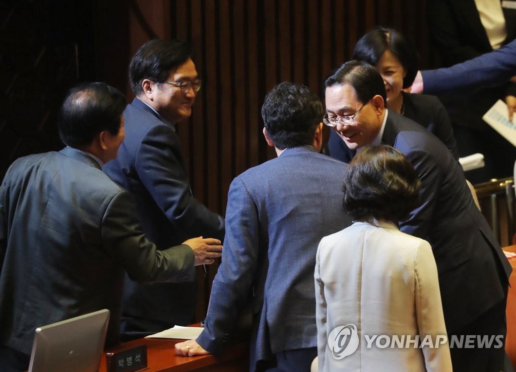 인사받는 주호영 원내대표