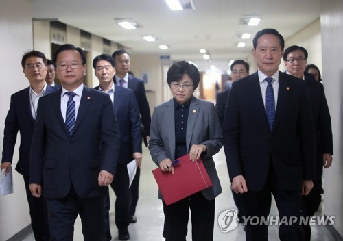 합동 브리핑위해 함께 오는 장관들