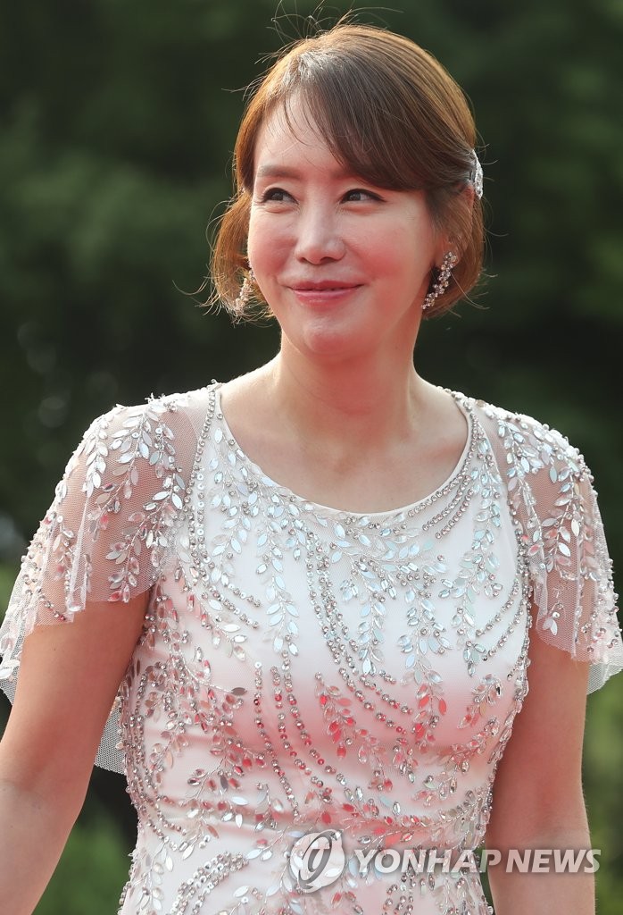 김정은·소유진, 무연고 아기 돕기 바자회 봉사활동 - 1