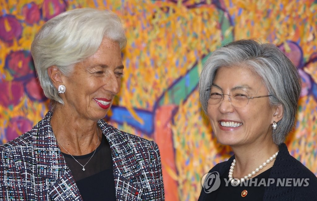 IMF 총재와 반갑게 만나 인사하는 강경화 장관