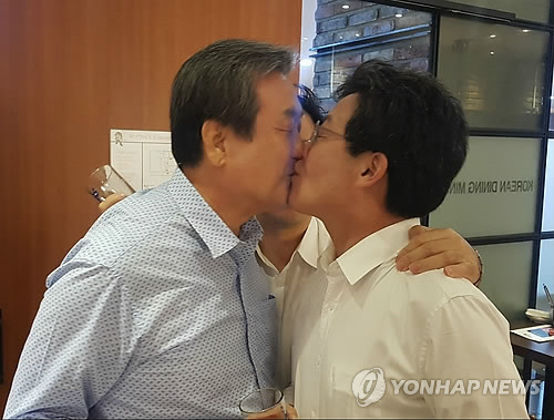 입 맞추는 김무성과 유승민