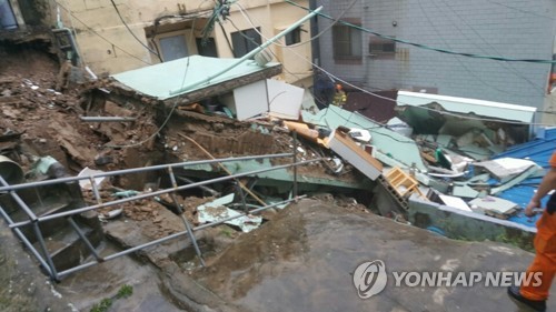 부산 폭우로 주택 붕괴