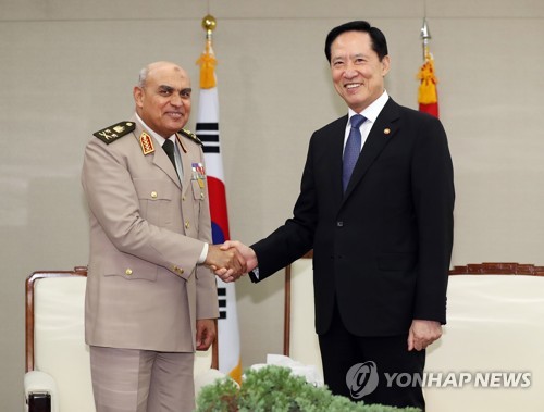 악수하는 송영무 국방장관과 이집트 국방장관