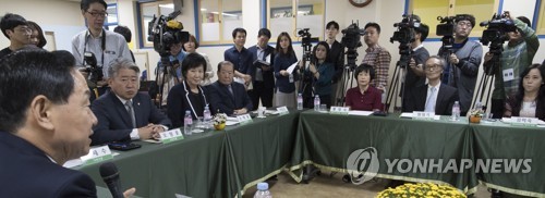 간담회에서 발언하는 김상곤 사회부총리
