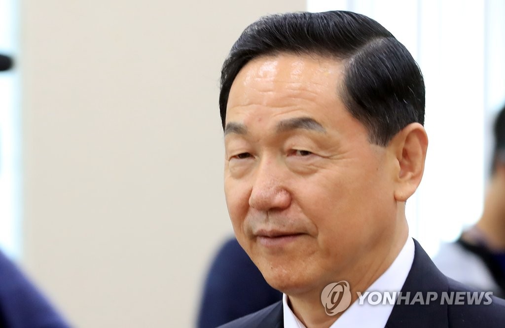 자리 향하는 김상곤 부총리