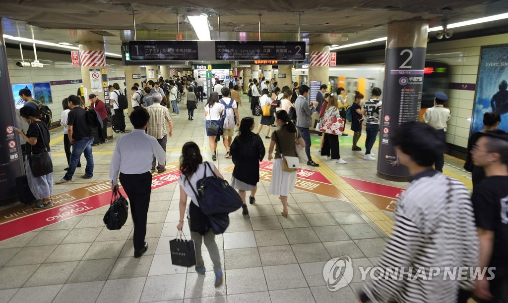 北미사일 도발에 日 50곳 등교시간 변경·열차 운행중단