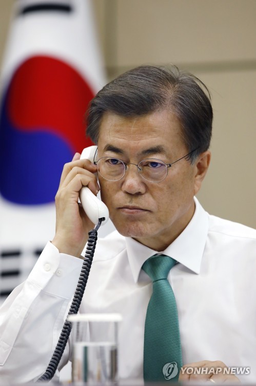 문 대통령, 아베 일본 총리와 전화 통화