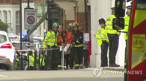 출근길 런던 지하철열차서 폭발·화재 테러…다수 부상