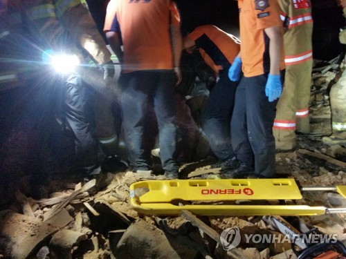 강릉 석란정 화재 진압 중 소방관 2명 매몰돼 숨져