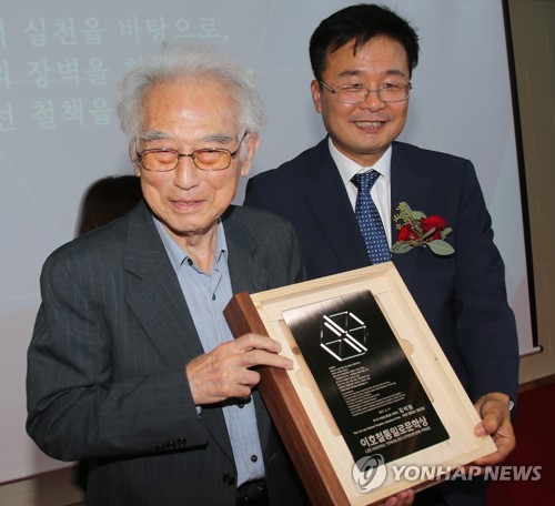 '이호철 통일로 문학상' 수상한 김석범