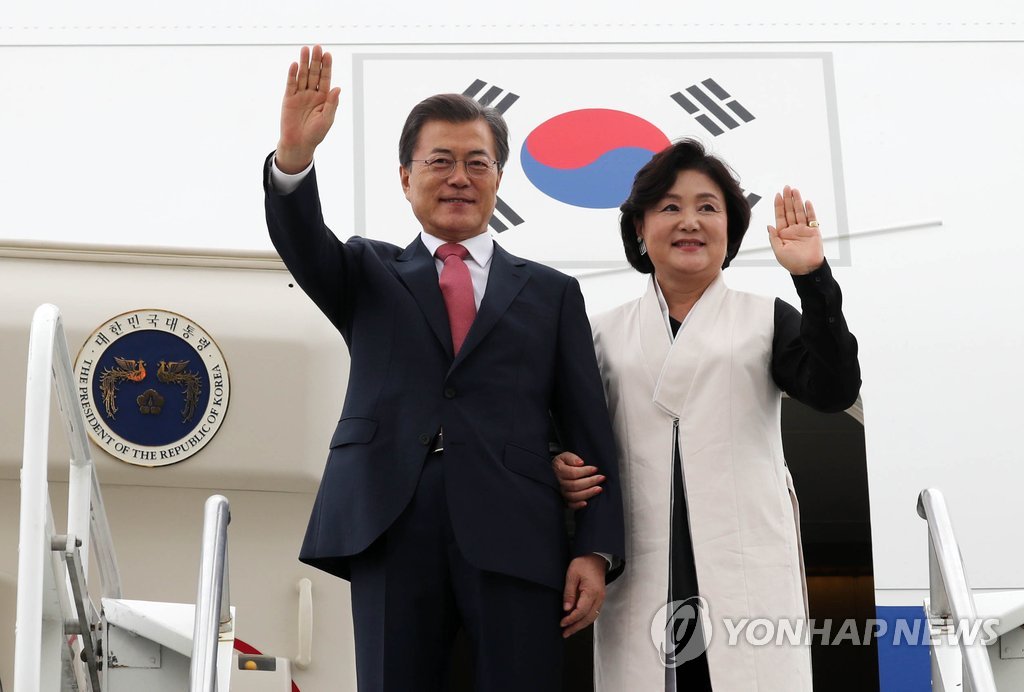 뉴욕 도착, 환영객에게 손 흔드는 문 대통령