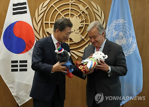 문 대통령, 유엔 사무총장에게 평창 마스코트 선물