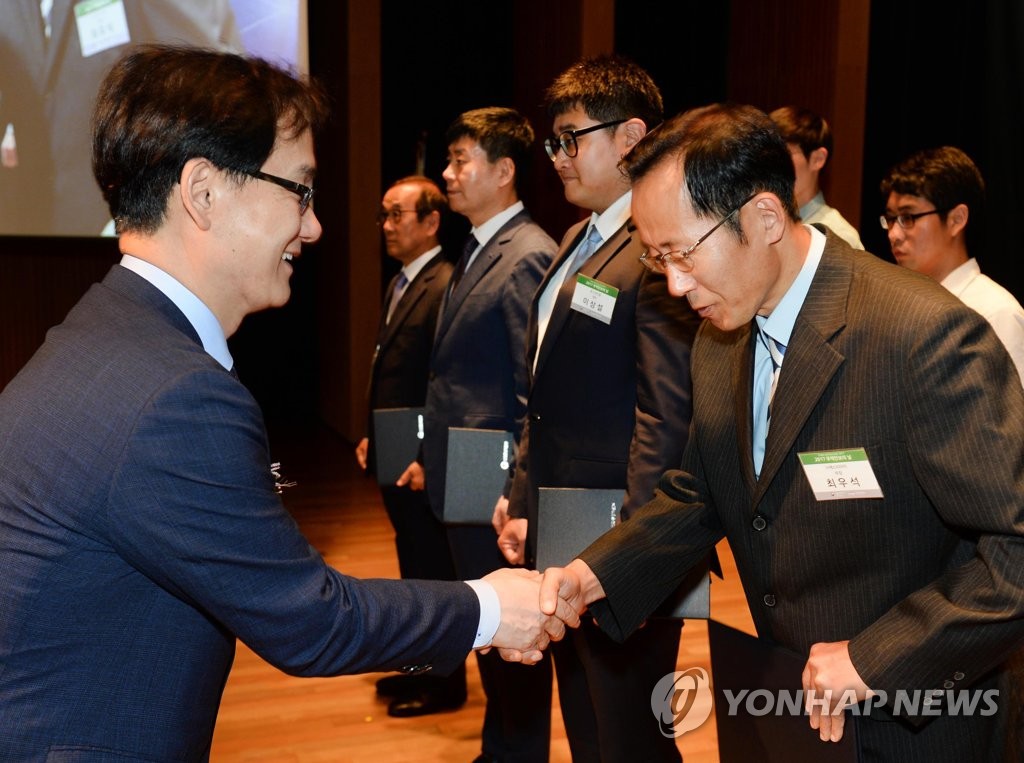 무역안보 유공자와 악수하는 강성천 통상차관보