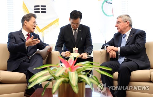 얘기 나누는 문 대통령-토마스 바흐 IOC 위원장