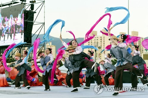 화려한 도심 춤판