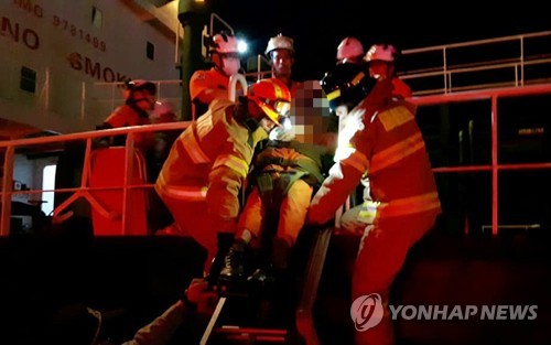 삼척항 유조선서 폭발 사고…부상자 이송