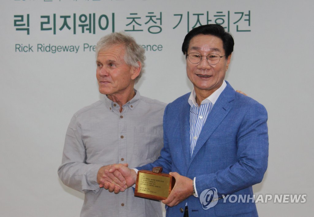 K2 등반 때 가져온 돌 선물
