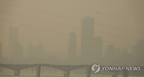미세먼지와 안개로 뿌연 여의도