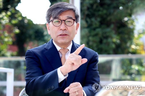 답변하는 김동석 상임이사